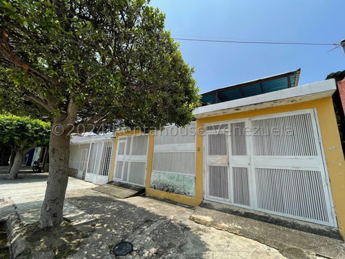 Casa En Alquiler Con Amplios Espacios En San Ignacio Maracay Estacionamiento Techado Agua Constante Estef 25-3327