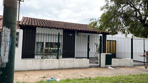 Hermoso Chalet De 3 Amb Sobre Amplio Lote
