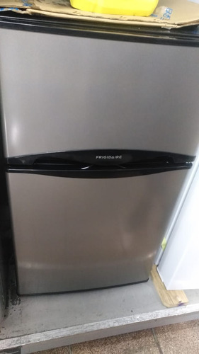 Refrigerador Frigidaire® Ffps3122qm (3.3p³) Nueva En Caja