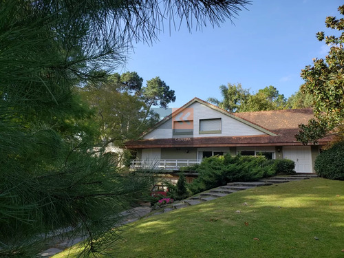 Casa A La Venta , Sólida Y Con Muy Buen Frente Cercana Al Shopping Y Colegios