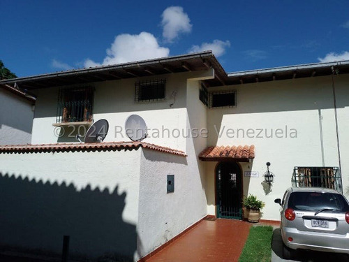 Estupenda Casa Dúplex Que Posee Una Amplia Terraza Con Maravillosa Vista Al Ávila. Ubicada En Calle Cerrada Con Vigilancia Macaracuay