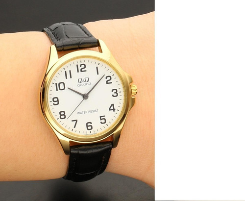 Reloj De Dama Q&q Caja Dorada, Carátula Blanca, Números. Correa Negro Bisel Dorado Fondo Blanco