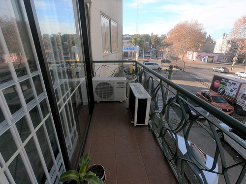 Imagen 2 de 12 de Oportunidad! Impecable Apartamento De 2 Dormitorios Al Frente, Con Ambientes Amplios Y Súper Luminosos. Excelente Ubicación Sobre Avenida Con Muy Buena Accesibilidad A Locomoción Y Servicios