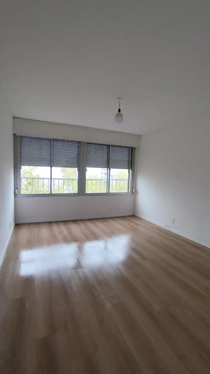 Apto Impecable, Puesto A Nuevo, Super Luminoso En Pleno Centro, Construcción Noble, Habitaciones Amplias · Foto 2