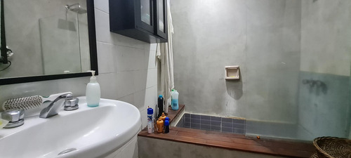 Casa Sobre Lote De 10x40 Con Gran Jardín Con Piscina - En Venta