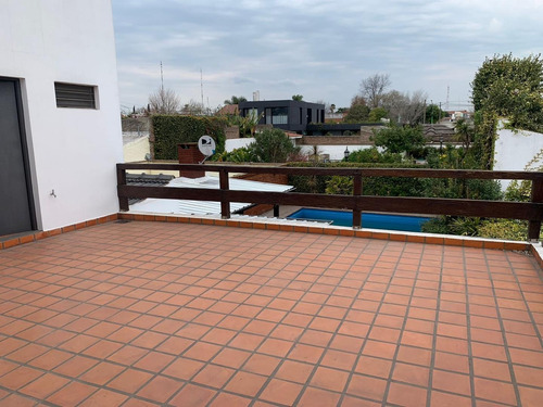 Imagen 20 de 25 de Casa Con Cuatro Dormitorios, Jardin Y Piscina.