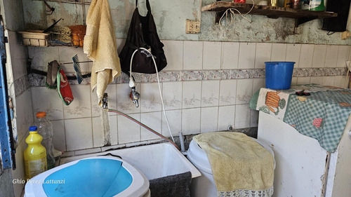Venta Casa 2 Ambientes 1 Dormitorio En Caseros, Jardín Parrilla