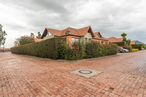 Casa En Venta En Canelon. Cod V15829