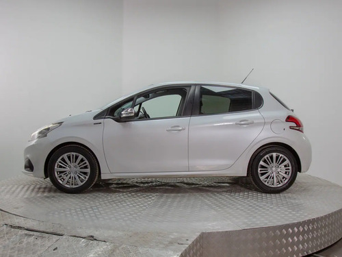 Peugeot 208 1.2 Signature Puretech 4x2 82 Mt5 5p 2021