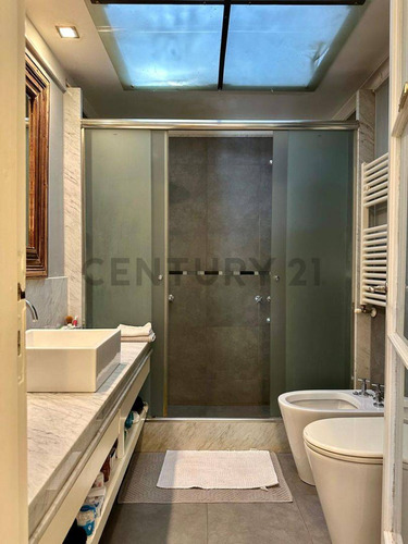 Casa De Estilo En Venta En La Plata