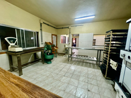 Se Alquila Local Comercial Con Fondo De Comercio!!. (villa Lugano)