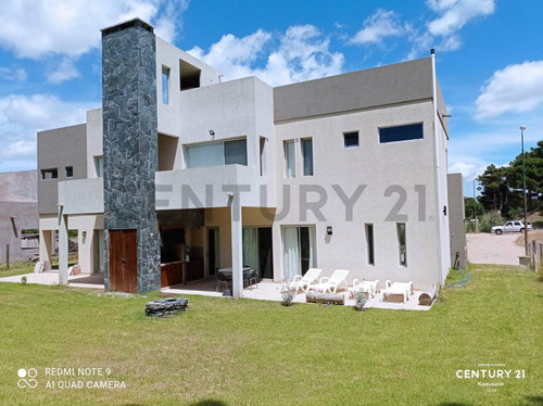 Alquiler Anual! Casa En Barrio Nayades - Pinamar