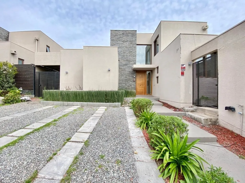 Imagen 1 de 30 de Condominio Chicureo: Chamisero / Alianza Francesa