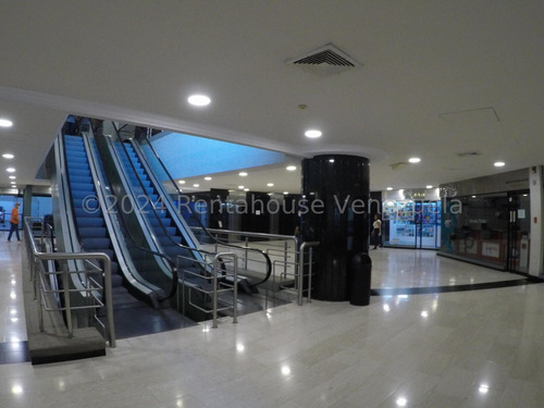 Oficina En Alquiler Inm Con Elegante Diseño Interior,te Ofrecemos Esta Oficina En La Viña Plaza Que Ofrece Una Serie De Comodidades Y Servicios. 24-23156