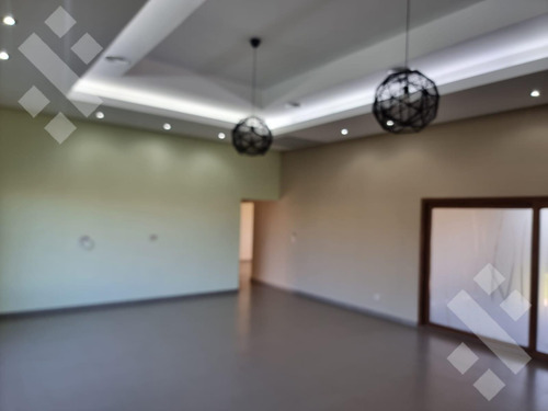 En Venta, Casa 3 Dormitorios, Con Pileta, Canales De Plottier.