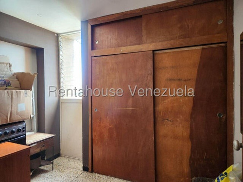 María Gabriela Martínez Tiene Cómodo Apartamento En Venta En Cabudare Centro, Amplias Habitaciones, Fácil Acceso A Transporte Público, Clínicas, Cerrado Con Vigilancia.
