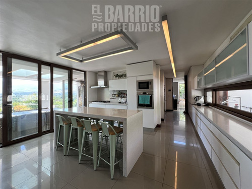 Casa En Venta De 4 Dorm. En Hacienda Chicureo