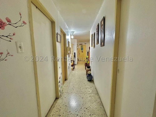 En Venta Apartamento En Los Dos Caminos. Cod Flex: 25-4110