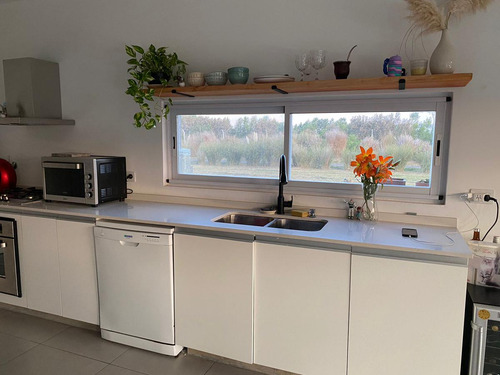 Casa En Venta Con Renta Sobre Lote Interno En Barrio Araucarias Puertos