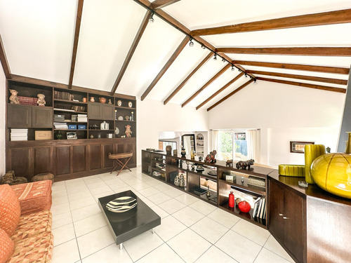 Casa En Venta 4 Dormitorios Las Lomas De San Isidro Con Quincho, Pileta Y Cocheras