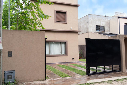 Venta. Casa De 3dormitorios. 134 Y 491