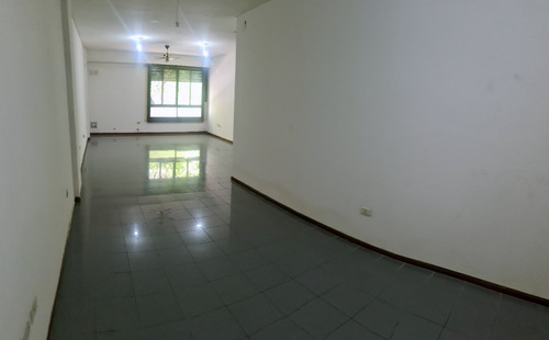 Salguero Al 500 Y Av. Corrientes, Almagro. Primer Piso Por Escalera. Al Frente. 2 Ambientes. Superficie Total Y Cubierta 64 M2. Impecable Estado. Apto Crédito. Apto Profesional