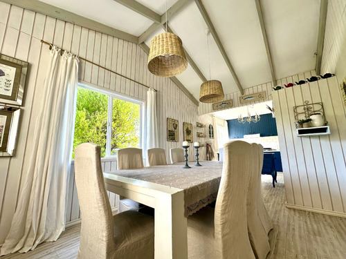 Casa Luminosa A Pasos Del Mar. 4 Piezas. Se Vende Amoblada
