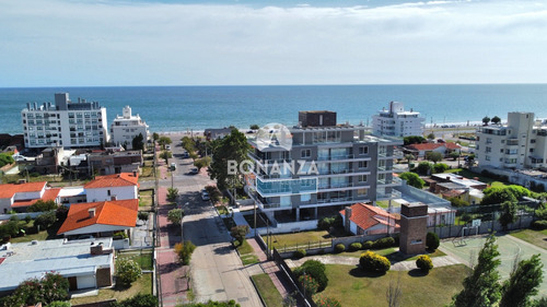 Apartamento En Venta, Piriápolis. Beaulieu, Zona Residencial. 1 Cuadra De La Playa. Segundo Piso.