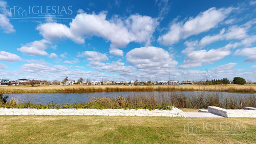 Imagen 12 de 30 de Tour 360º - Casa Al Lago - Barrio El Golf, Nordelta