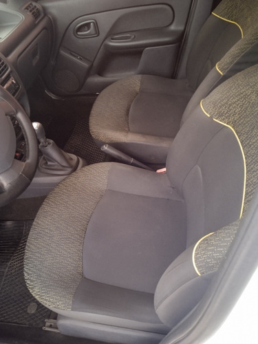 Imagem 1 de 11 de Renault Clio 2013 1.0 16v Expression Hi-power 5p