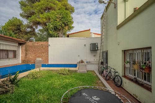 Casa 6 Ambientes. Jardin. Pileta