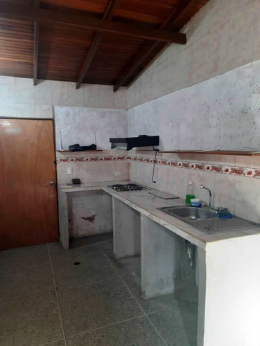 Oportunidad Venta Casa En La Urb. La Castellana, San Joaquín