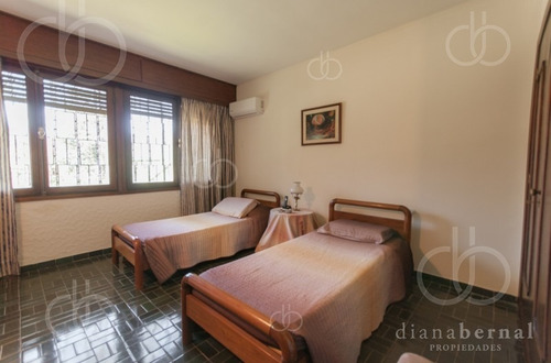Punta Del Este, Casa En Mansa, 4 Dormitorios Y Piscina. - Ref: 43552