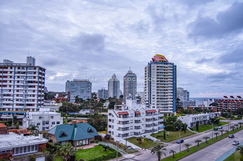 Departamento En Venta De 3 Dormitorios En Forest Tower Ii, Punta Del Este