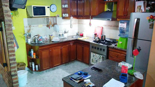 Casa De 2 Dormitorios Con Cochera Semicubierta Al Frente Y Fondo Libre Con Quincho Y Piscina.