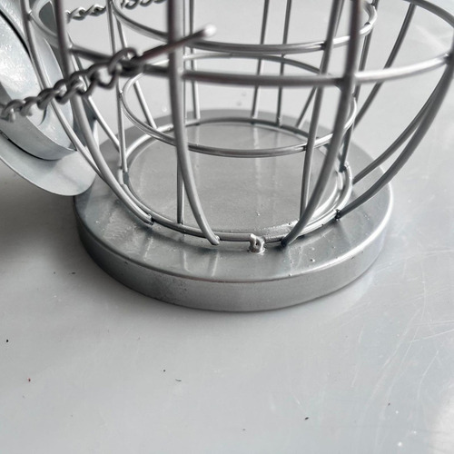 Alimentador De Pássaros Pendurado Em Arame De Metal Para