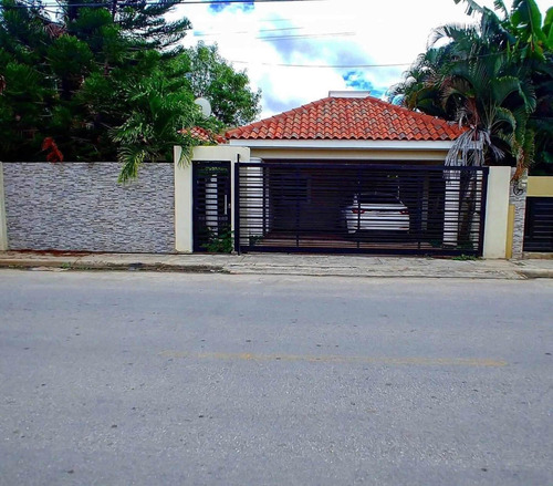 Casa Ubicada En El Residencial Las Orquideas, La Romana