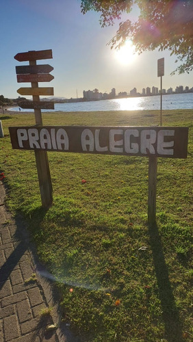Vende-se Casa 300m Do Mar, Ampla