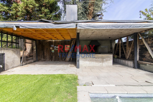 Casa En Venta De 6 Dorm. En Las Condes