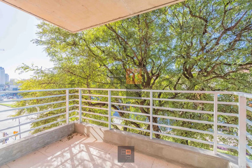 Edificio De Viviendas De 1 Y 2 Dormitorios Con Patio Verde.