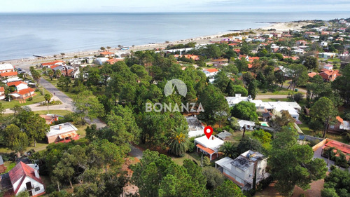 Casa En Venta - Piriápolis - Los Ángeles. 2 Dormitorios, 2 Baños. A 200 Metros De La Rambla Y Playa.