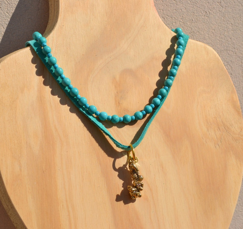 Imagen 4 de 4 de Collar Minimalta Dorado En Bronce Y Cuero Turquesa, Cod1