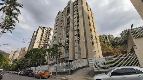 Bello, Amplio Y Cómodo Apartamento En Venta  Santa Fe Sur Caracas 23-28027