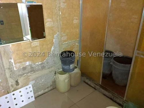 María Valera Trae En Venta Casa-comercial Con 1 Local Extenso Con Su Baño Y Oficina, En Centro Este De Barquisimeto, Agua Constante, Piso De Granito, Cantv, Aba, Ideal Para Uso Comercial O Residencial