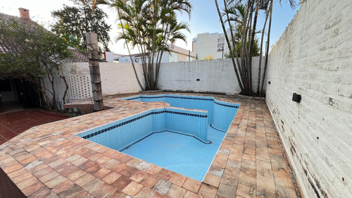 Alquilo Casa Con Piscina En Pleno Centro De Encarnación: 5 Habitaciones Y 4 Baños