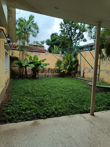 La Floresta, Casa Para Remodelación N Su Totalidad O Demoler Y Construir Una Nueva, Ya Que Tiene Excelente Terreno