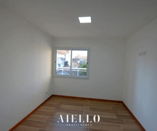 Imagen 5 de 11 de Ph 2 Amb. 1° Piso Por Escalera. Balcón. 52.5 M2. U$s 69.900