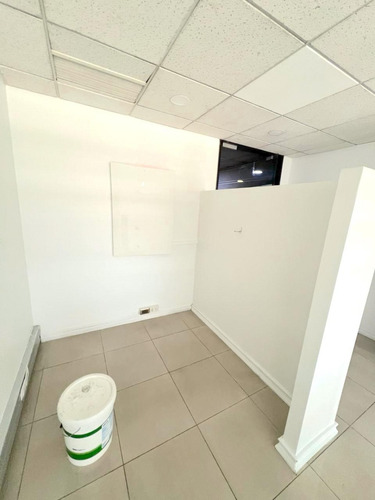 Excelente Oficina A La Venta, Excelente Conectividad.