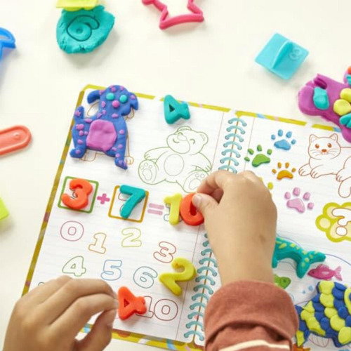 Play Doh Set Creat Y Aprende, Incluye Mantel, Adhesivos, 5