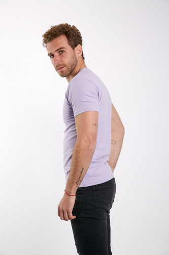 Imagen 3 de 4 de Remera Premium Hombre ALG. Elastizada Entallada / Slim Fit